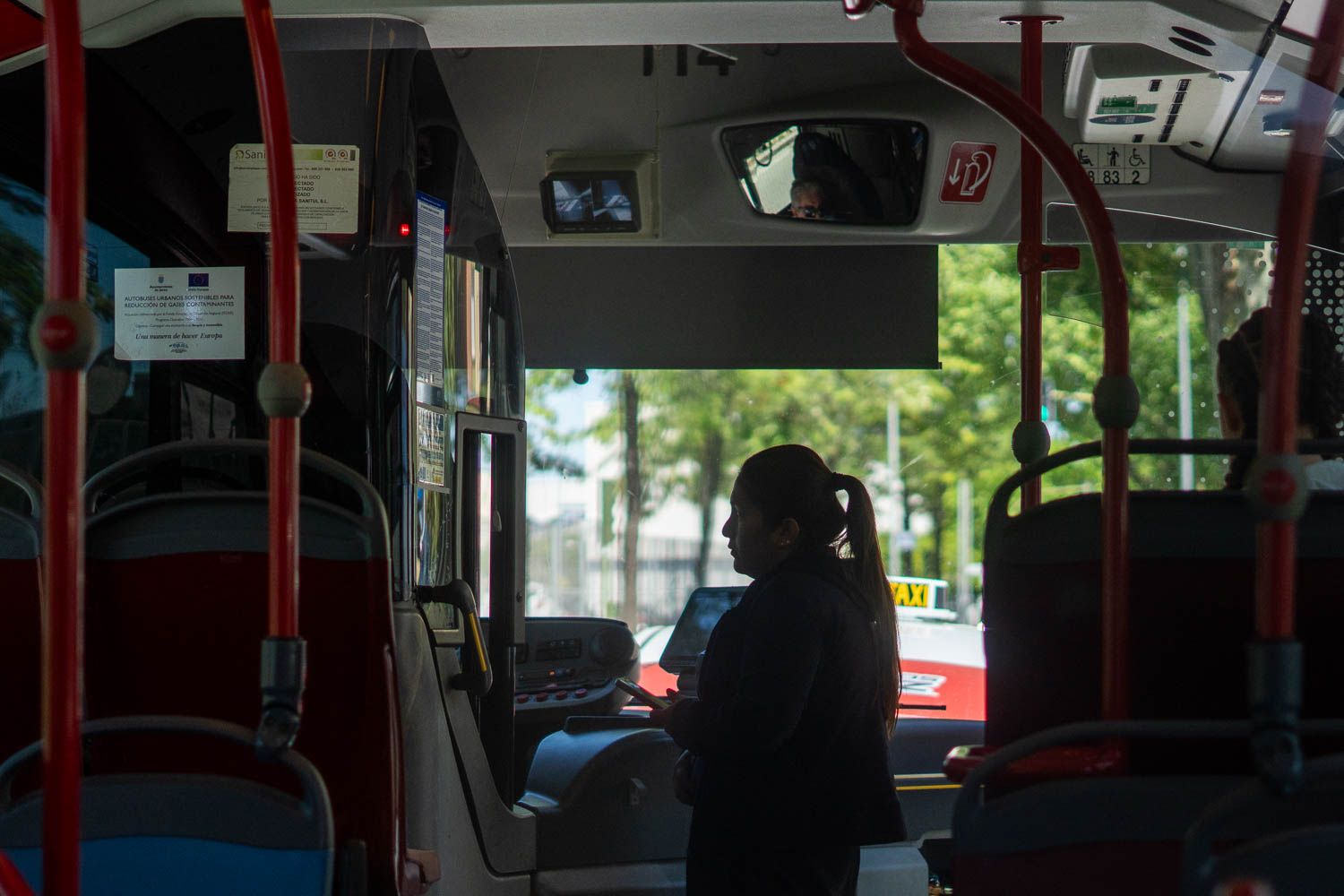 Una usuaria se monta en un autobús urbano de Jerez.