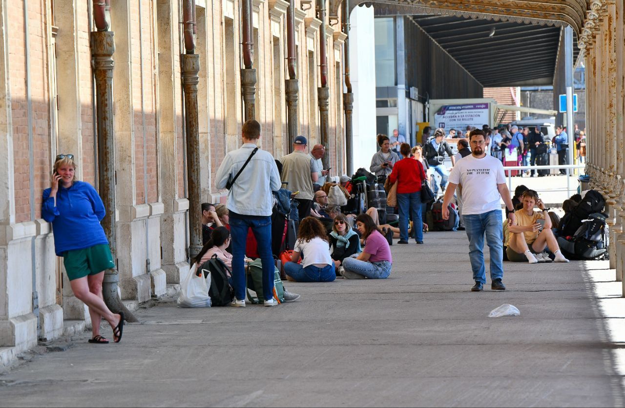 Viajeros en la estación de tren de Cádiz, tras el apagón.