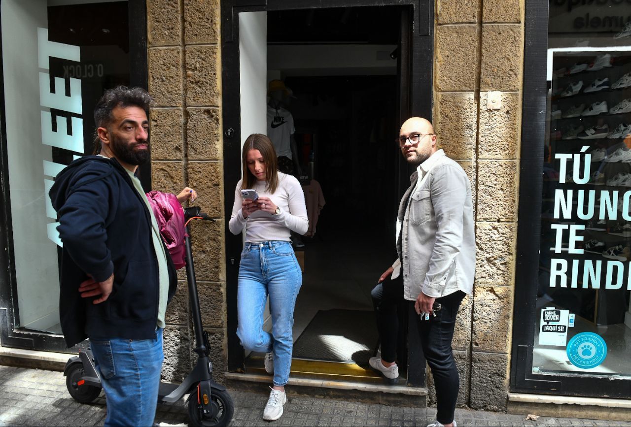 Comercios a oscuras durante horas en Cádiz por el gran apagón.