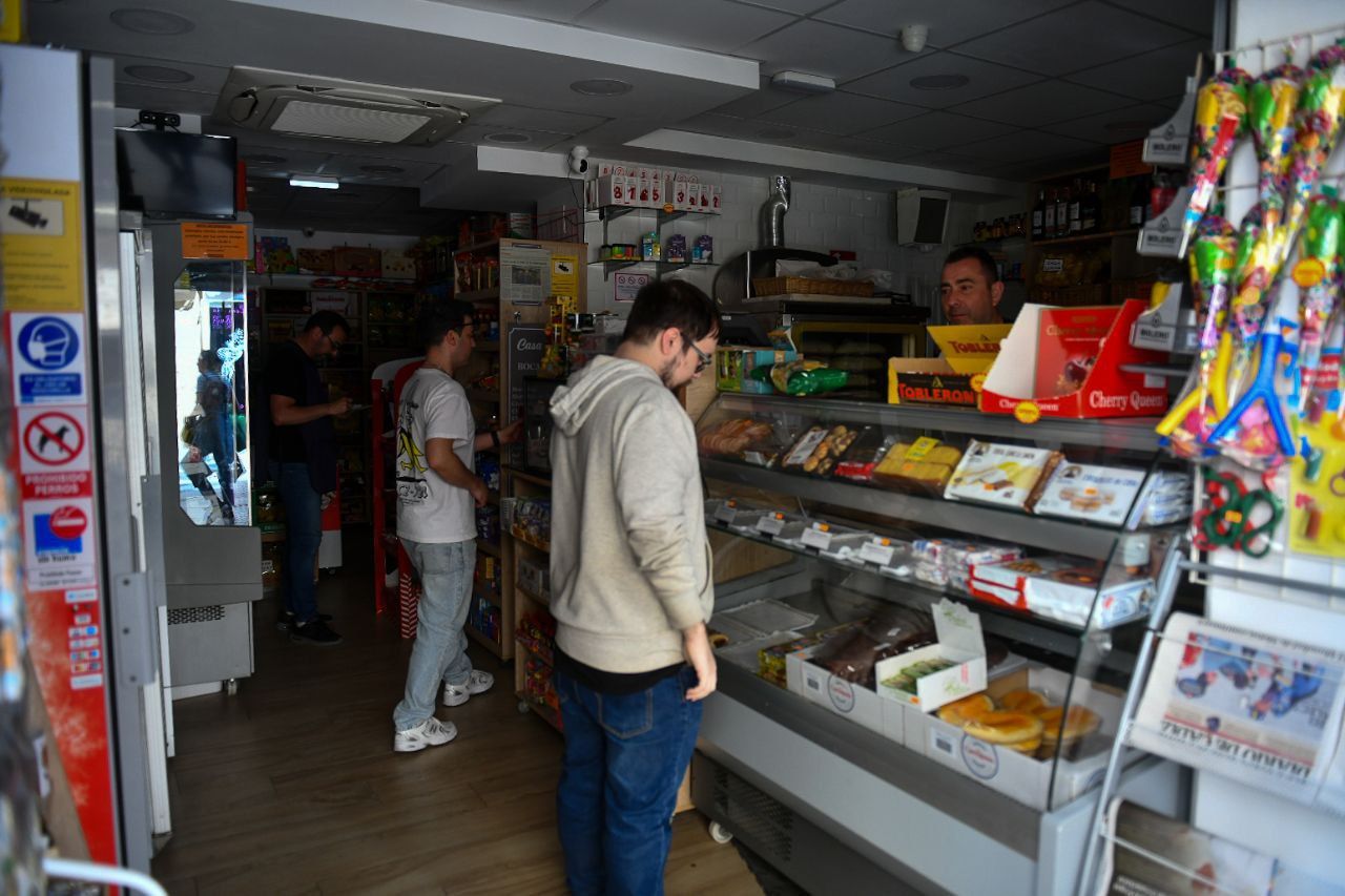 Ciudadanos, haciendo compras durante el gran apagón.