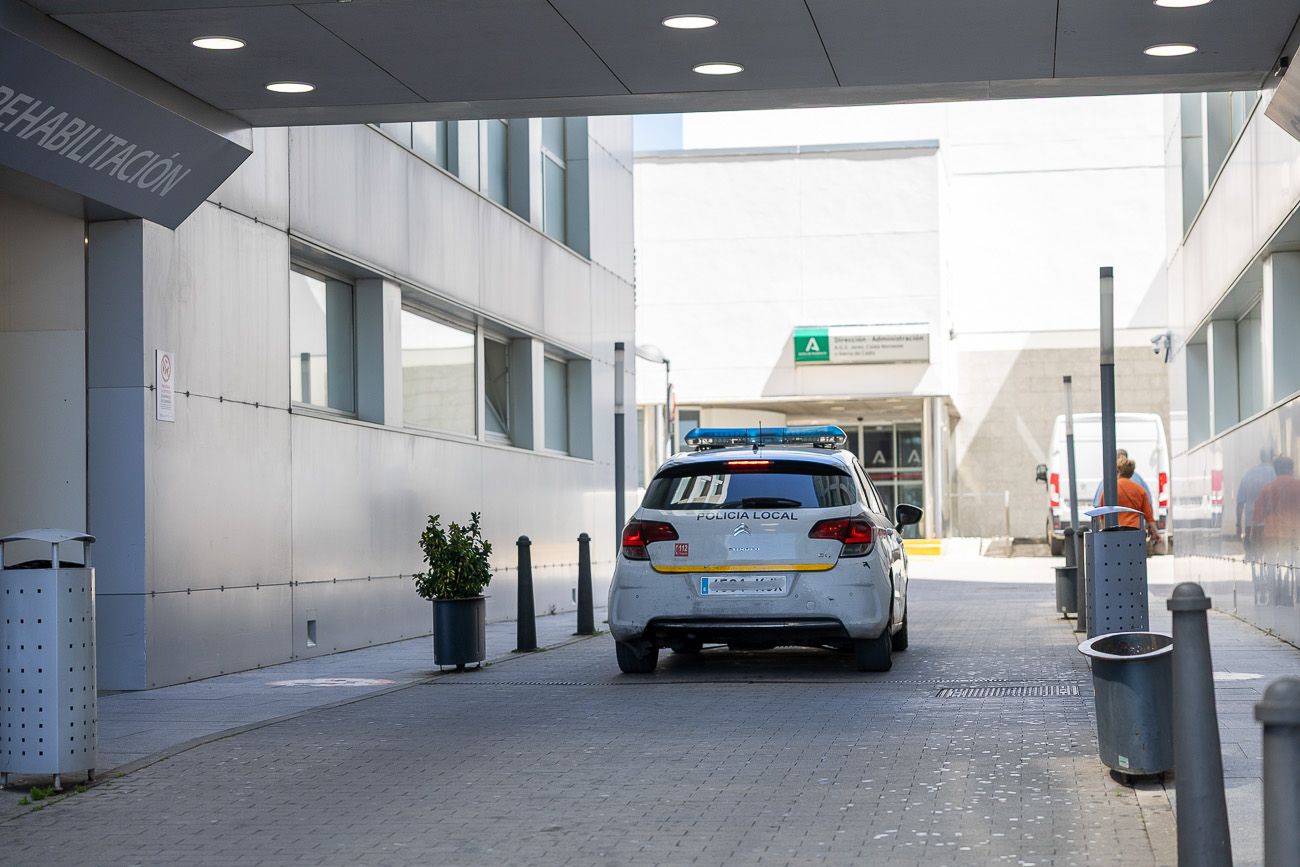 Un coche de Policía en el Hospital de Jerez, en una imagen de archivo.