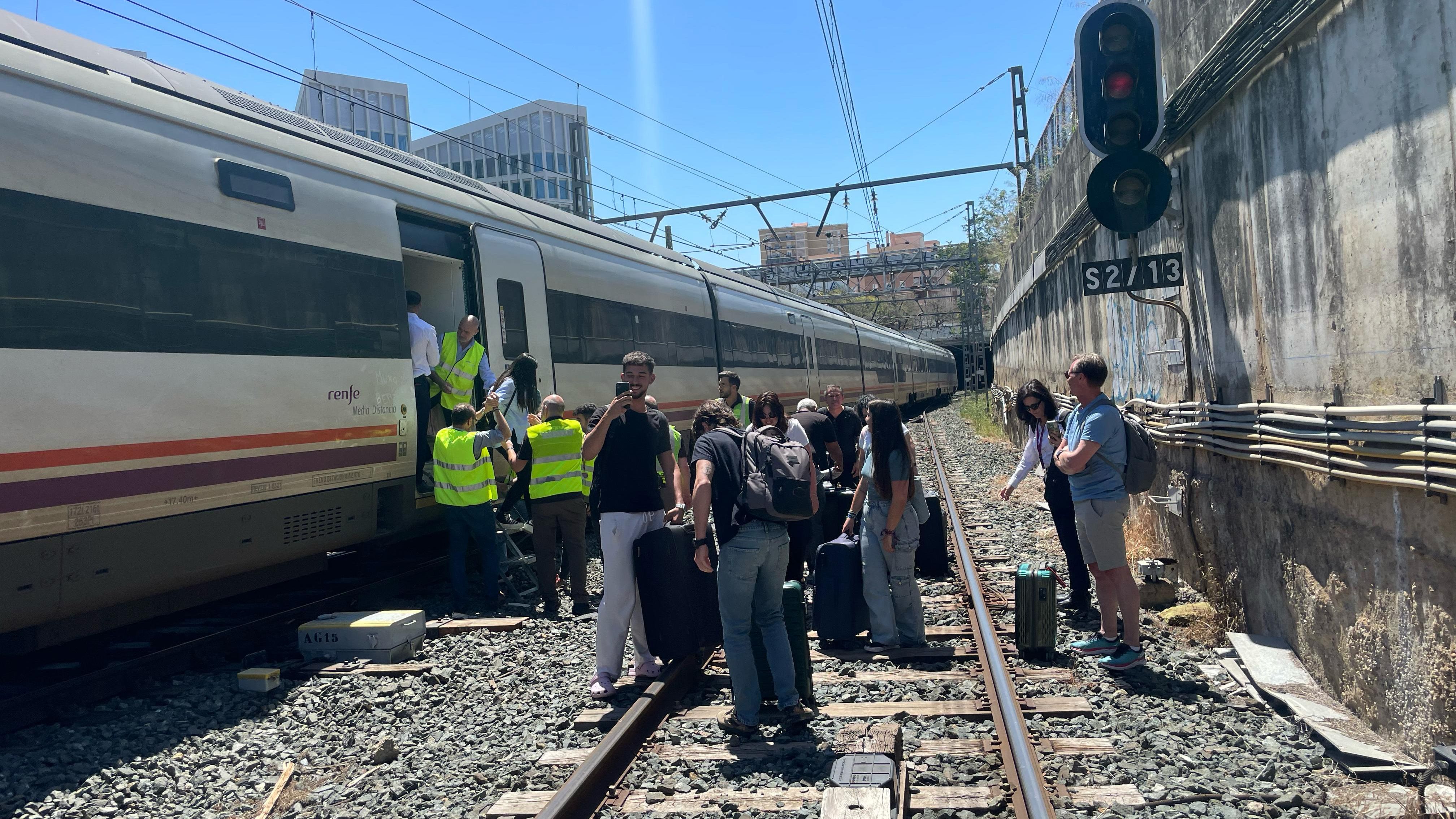 Viajeros de trenes, bajados antes de llegar a Santa Justa en Sevilla por el gran apagón.