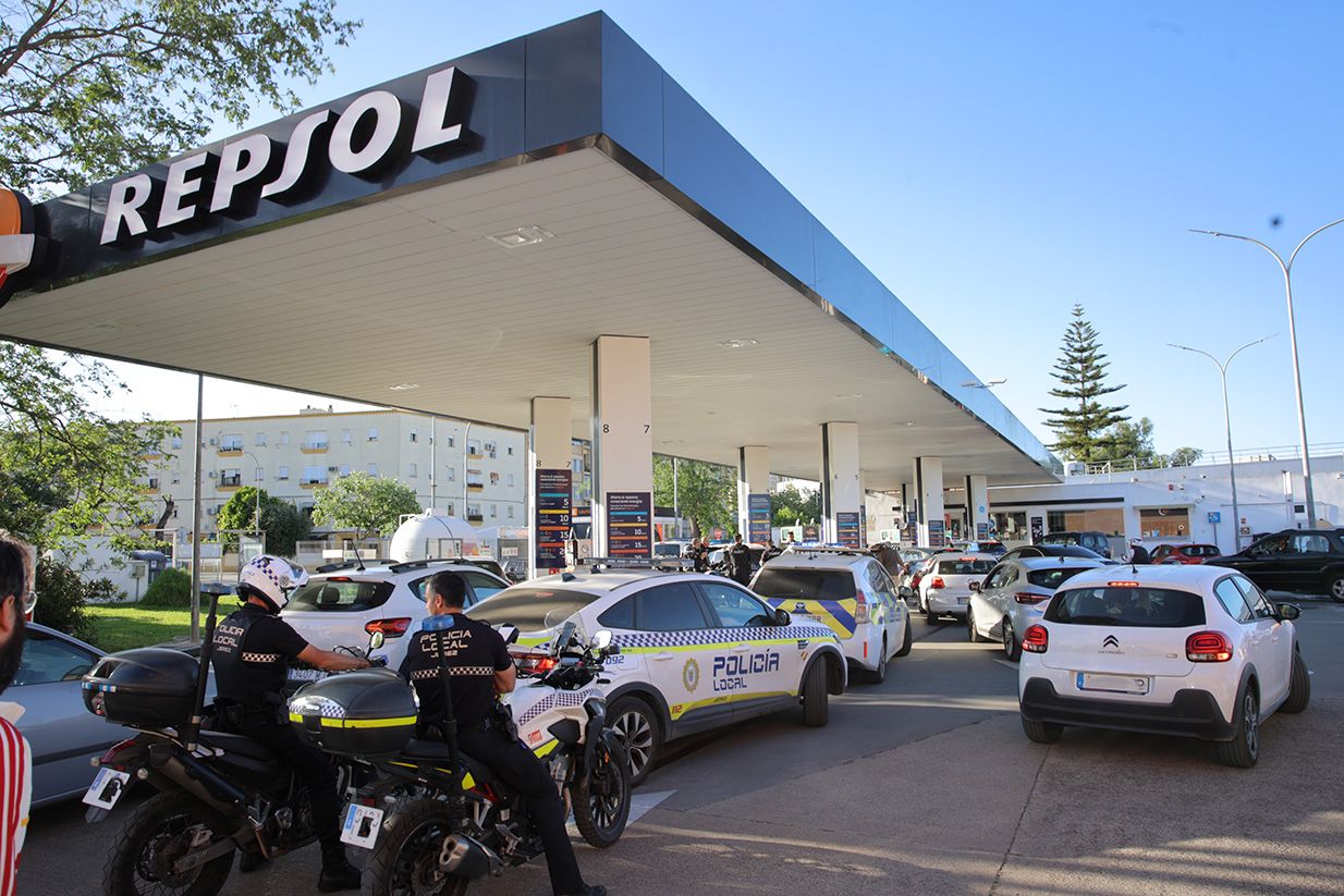 Colas en una gasolinera en el día del gran apagón.