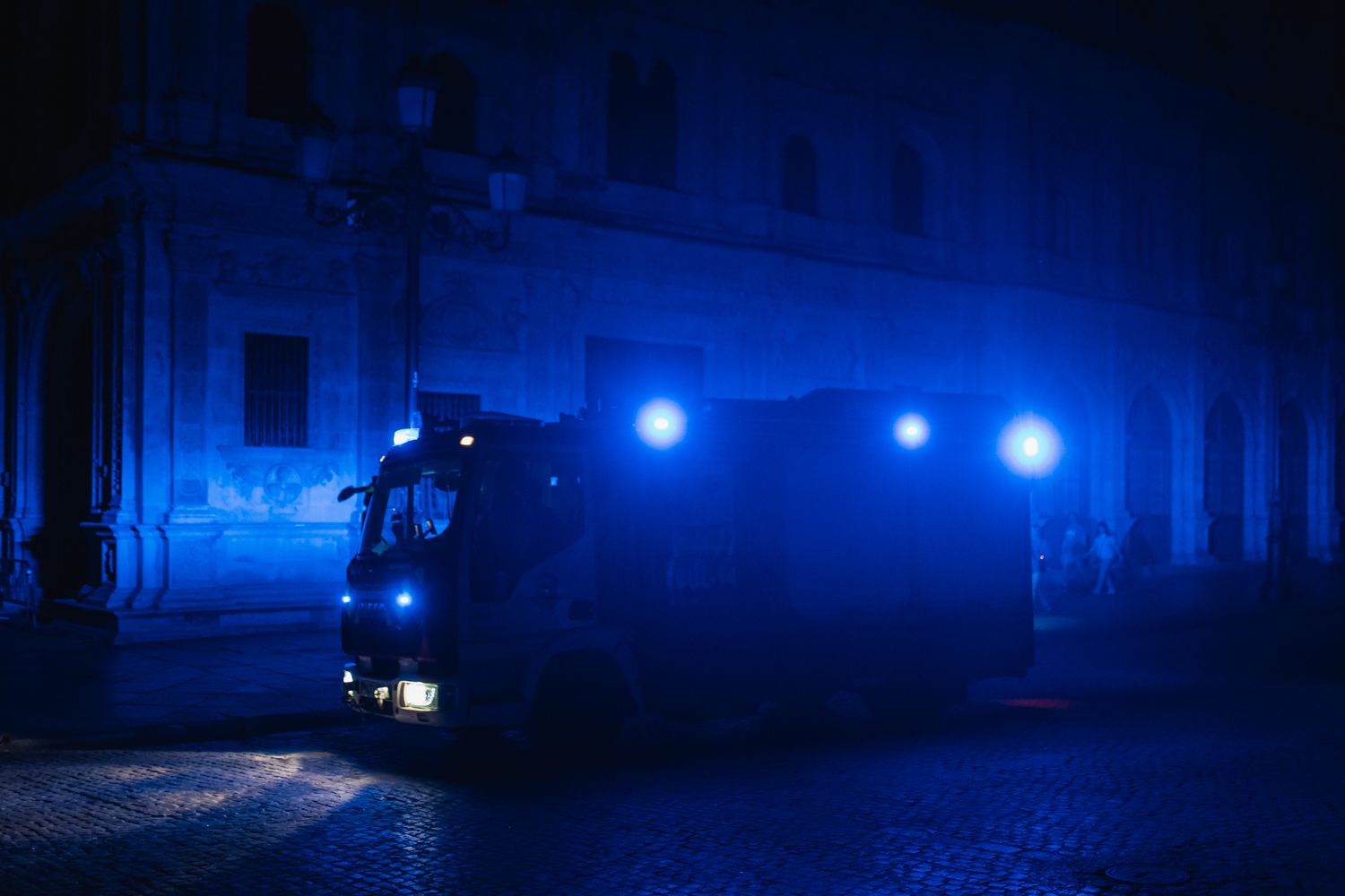 Los operarios nocturnos tuvieron que trabajar a oscuras. Una imagen de Sevilla en la 'noche del apagón'.