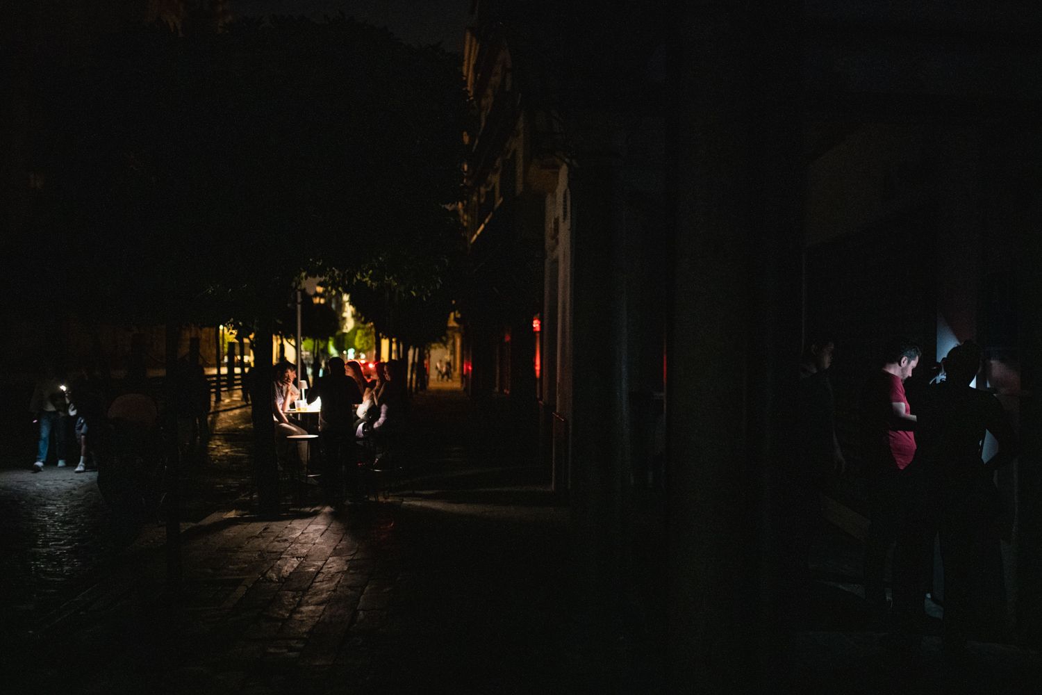 Un grupo de personas, en un velador de la calle Alemanes