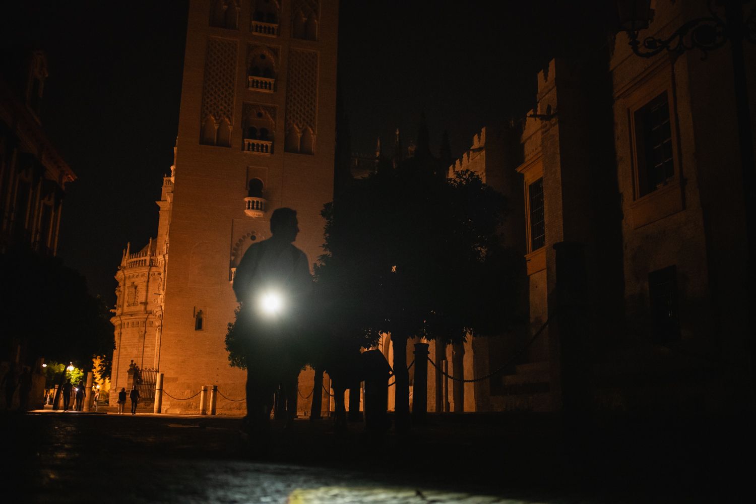 Un hombre montado en patinete, en las inmediaciones de la Catedral de Sevilla, durante el gran apagón. Un hombre montado en patinete, en las inmediaciones de la Catedral de Sevilla, durante el gran apagón.