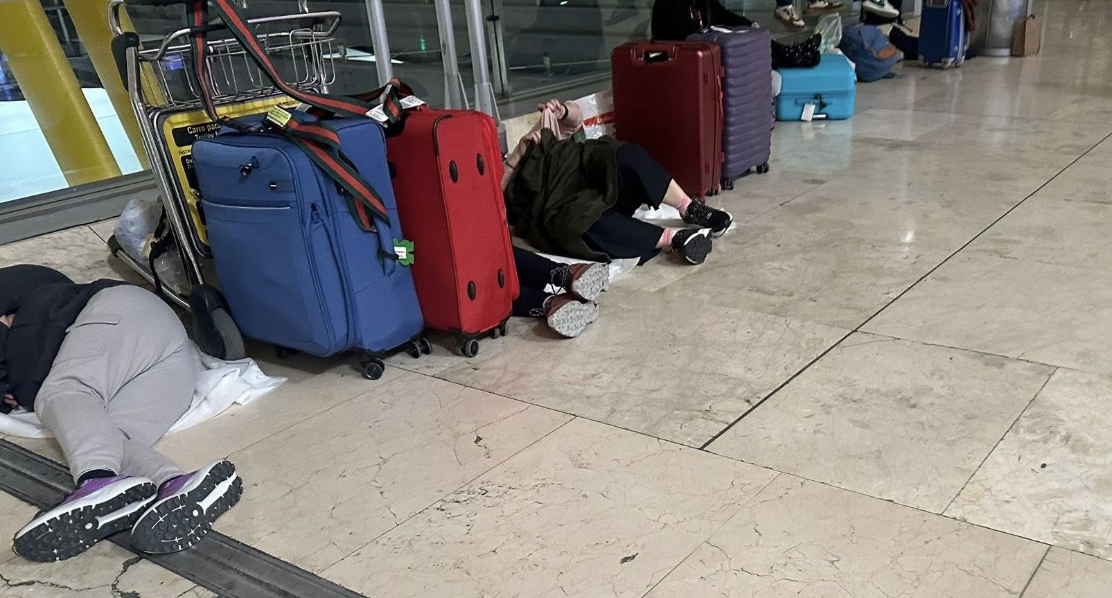 Personas durmiendo en aeropuertos de España tras el gran apagón.