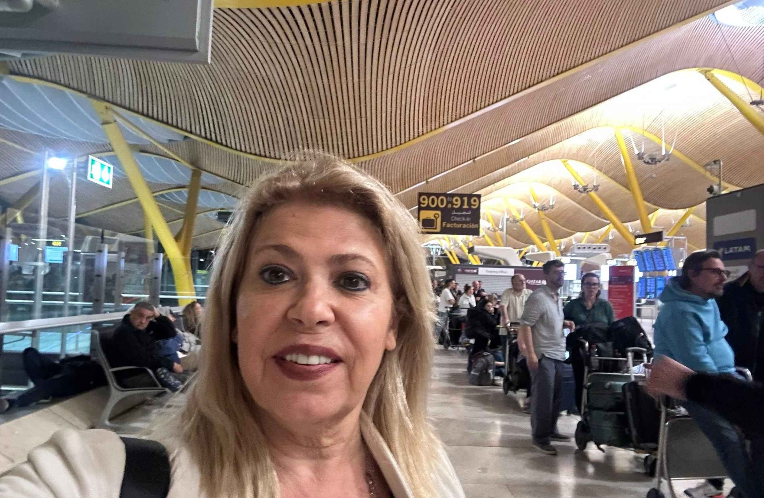 Mamen Sánchez, en el aeropuerto de Barajas, donde ha pasado la 'noche del apagón'.