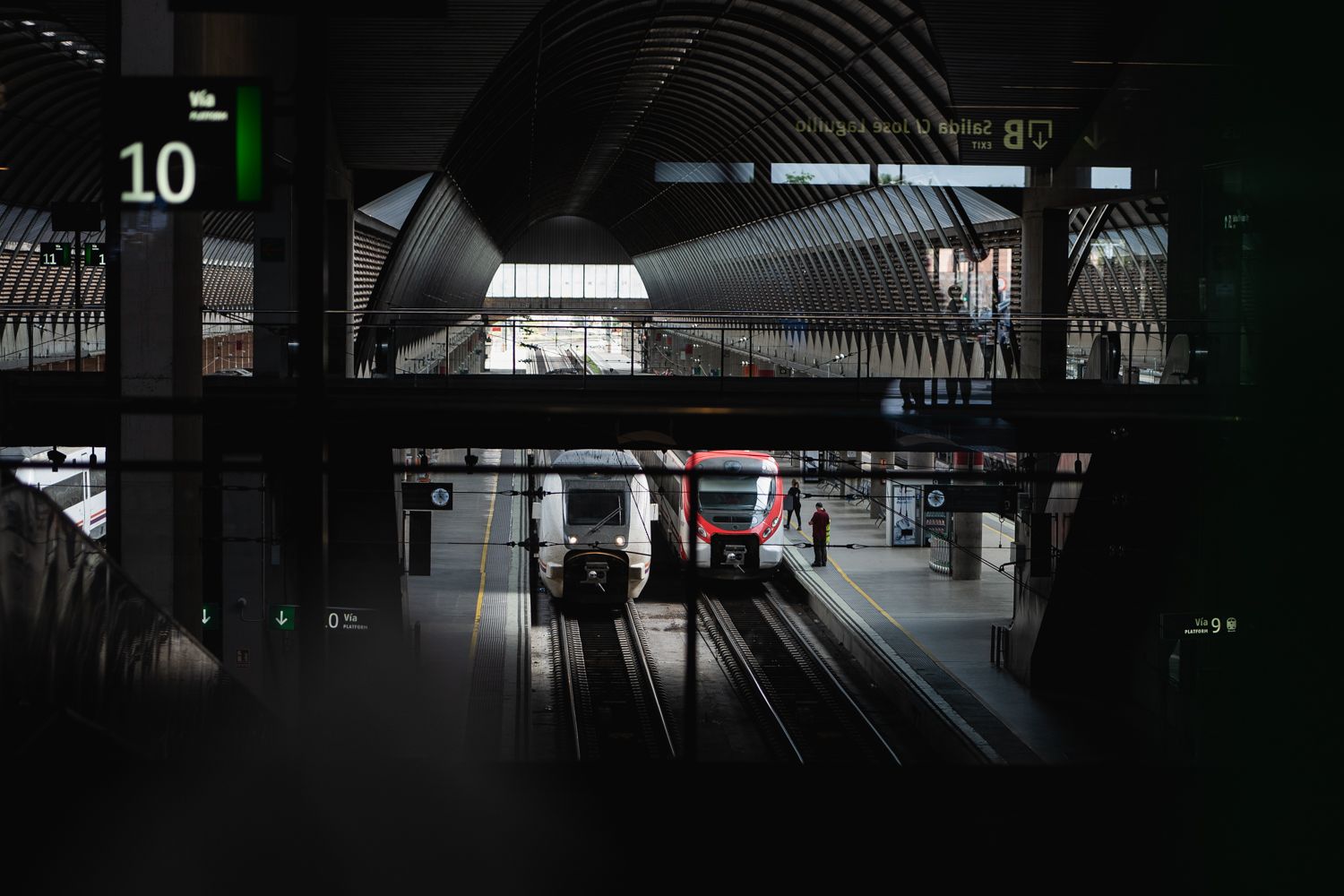 Dos trenes en la estación de Santa Justa de Sevilla.