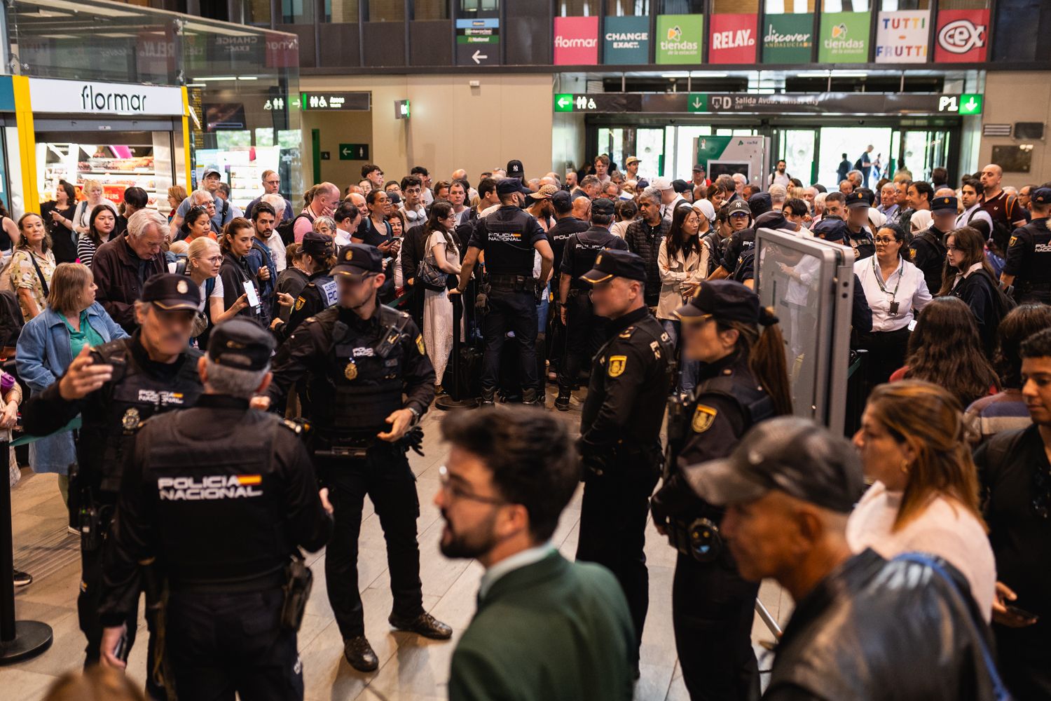 Agentes de la Policía Nacional, en Santa Justa este martes tras el apagón.