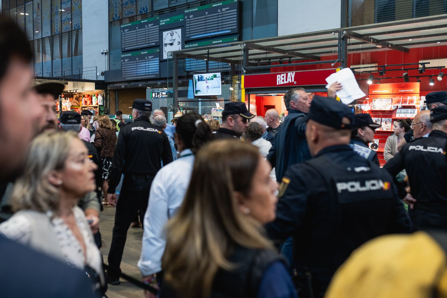 Imágenes en Santa Justa, el día del apagón, de pasajeros afectados por la cancelación de trenes.