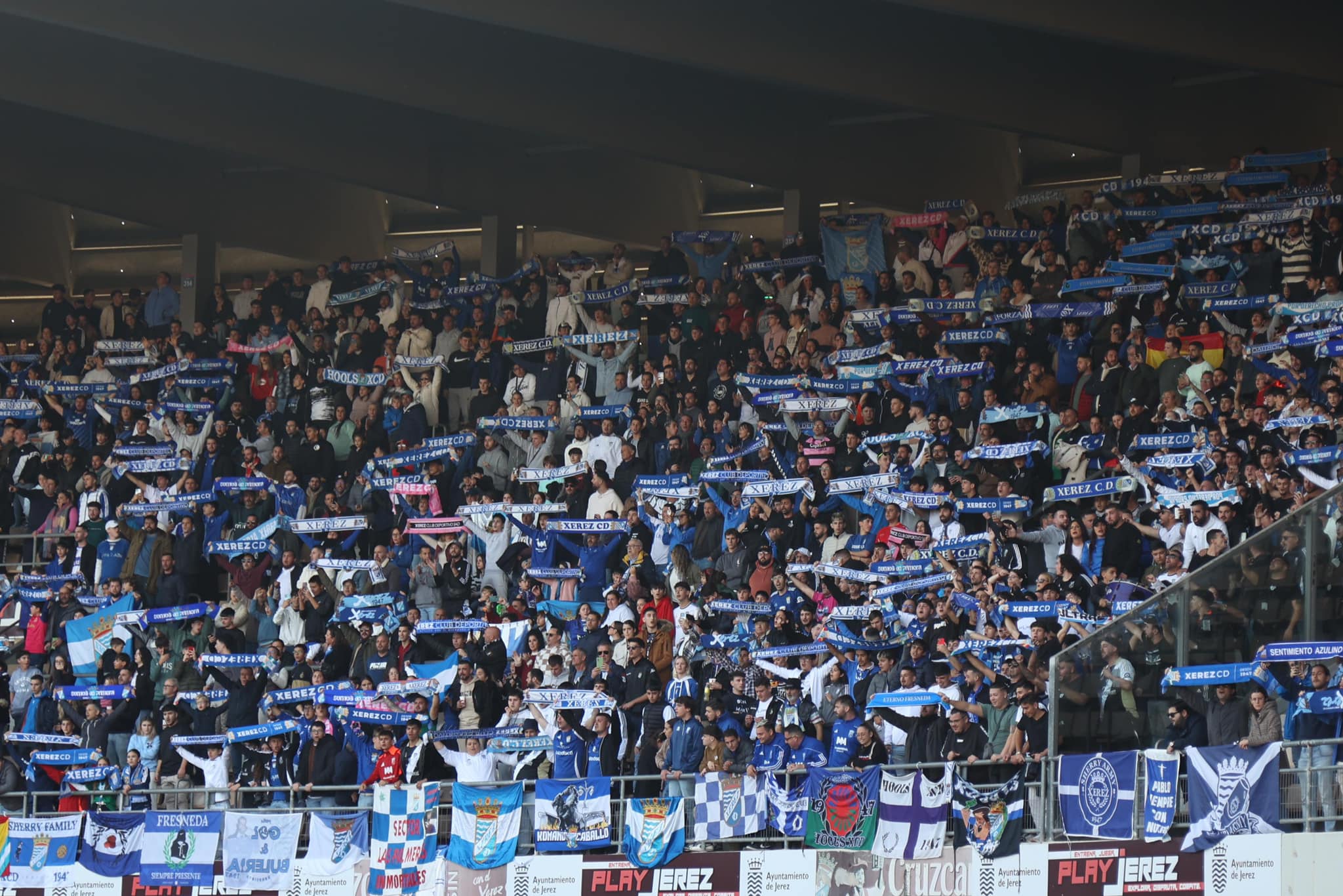 Aficionados del Xerez CD, durante un derbi con el Xerez DFC.