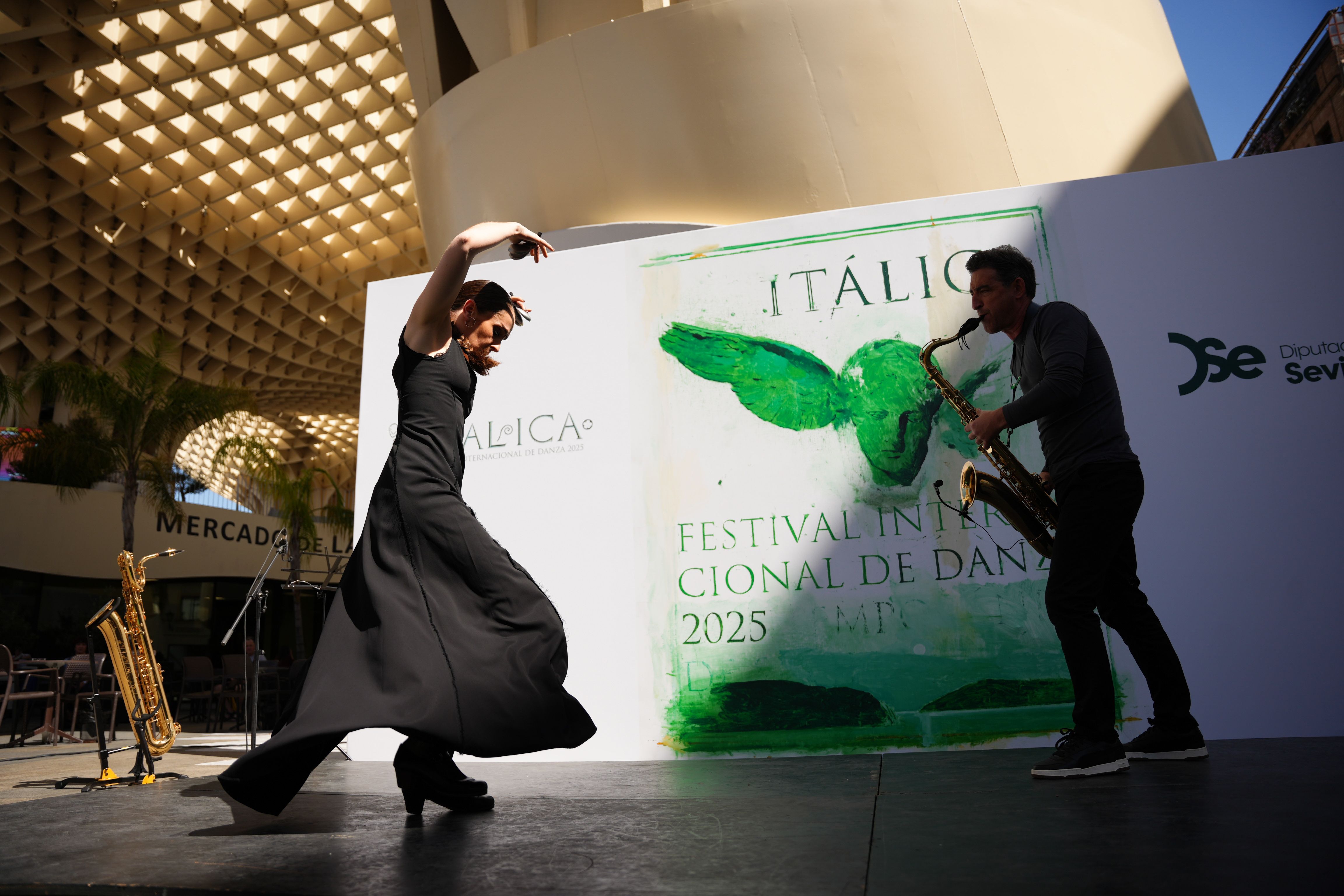 Paula Comitre y Juan Jiménez, durante la performance que ilustraba la presentación del Festival Internacional de Danza Contemporánea de Itálica en Sevilla.