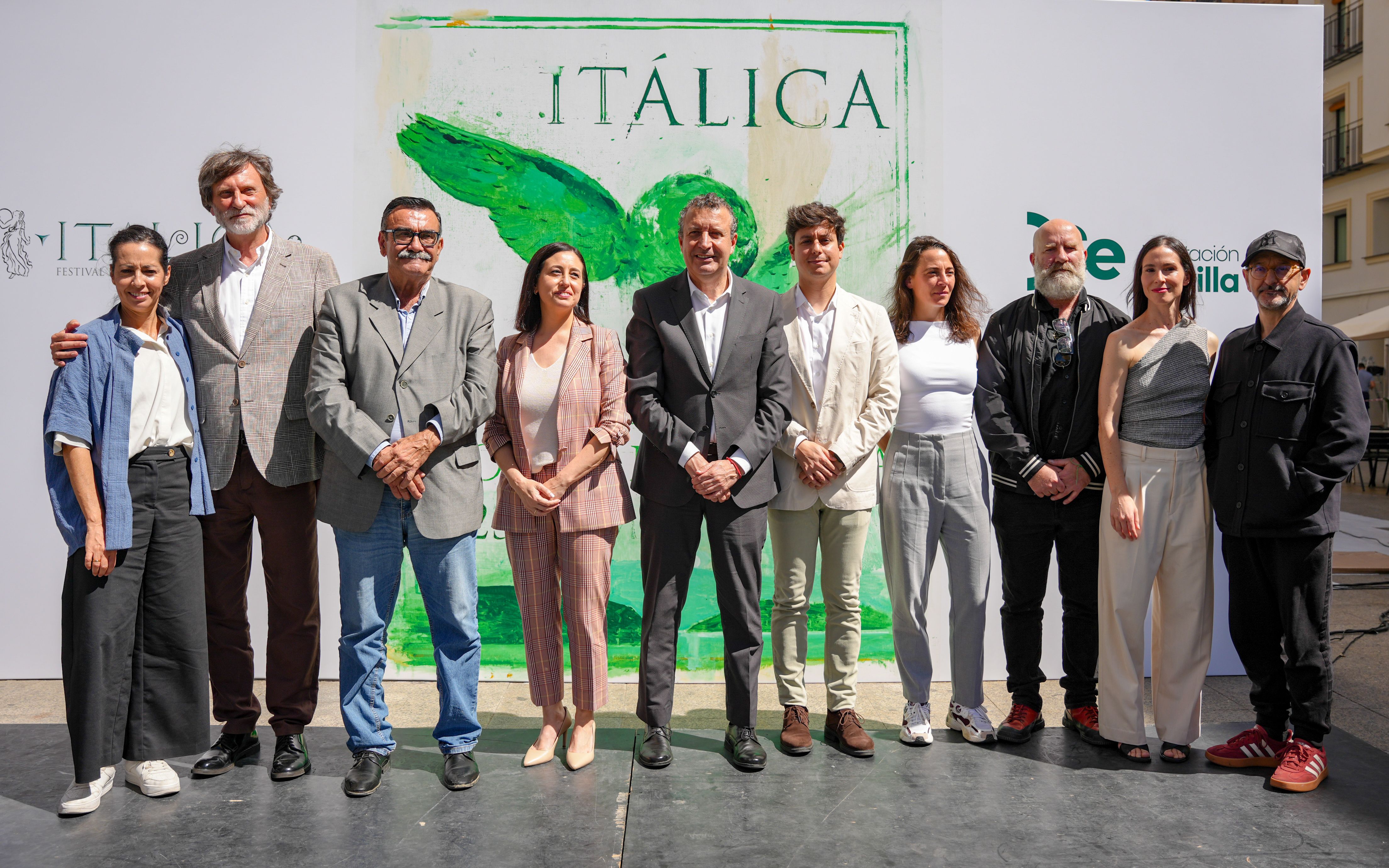 Foto de familia tras la presentación del Festival Internacional de Danza Contemporánea de Itálica en Sevilla
