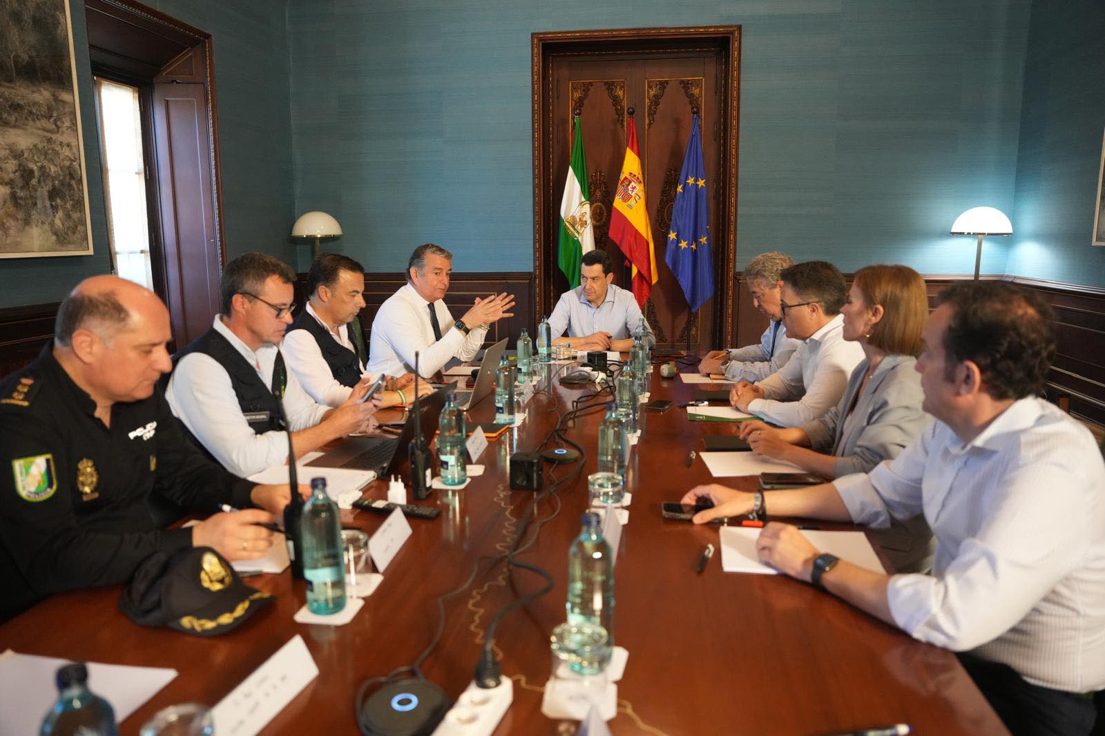 El presidente Juanma Moreno, a las tres de la tarde del pasado lunes, reunido en el Comité de Coordinación de Emergencias de Andalucía, antes de pedir el nivel 3.
