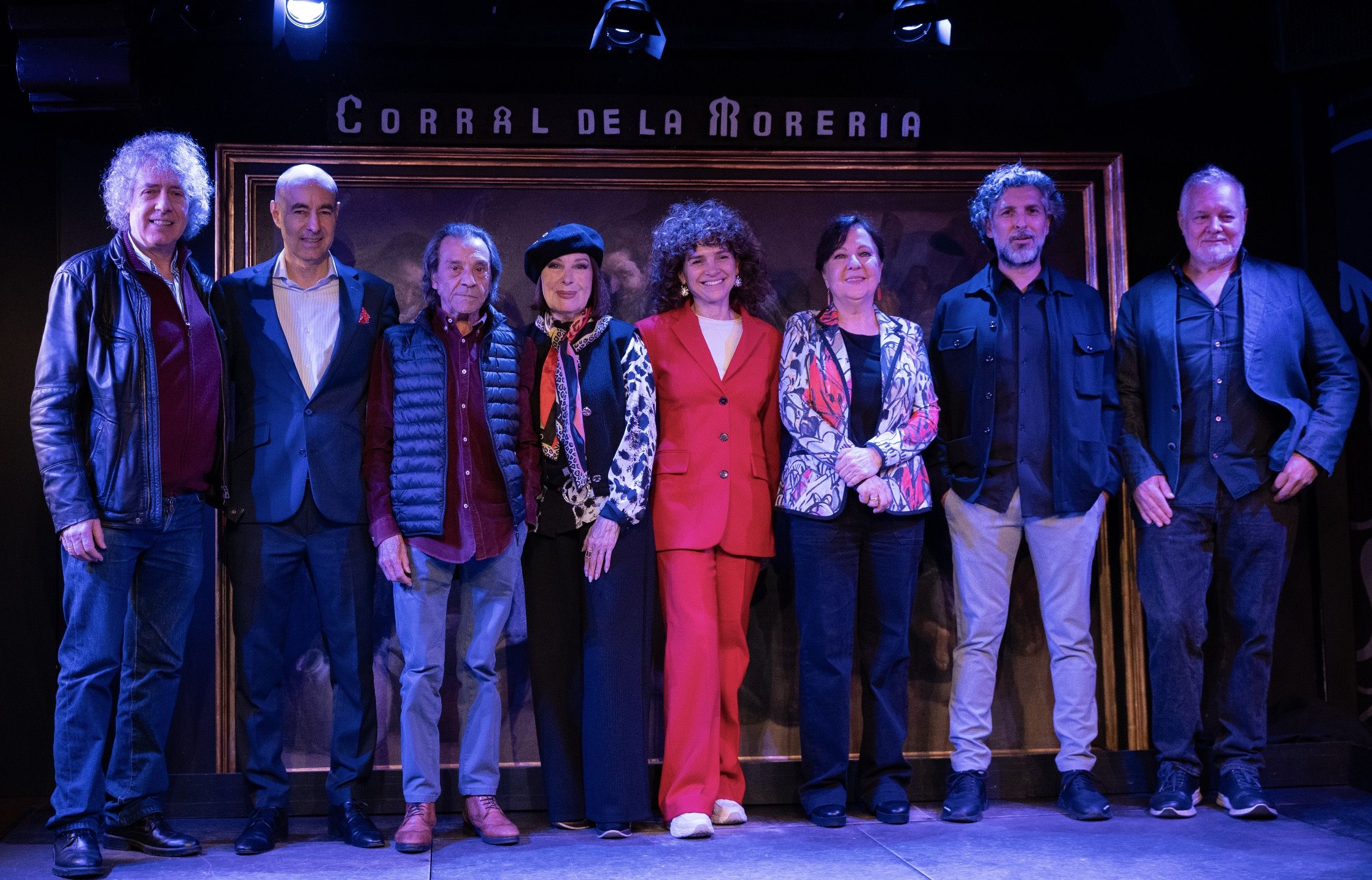 Foto de familia tras la presentación de la tercera edición de Bierzo al Toque este mediodía en El Corral de la Morería.