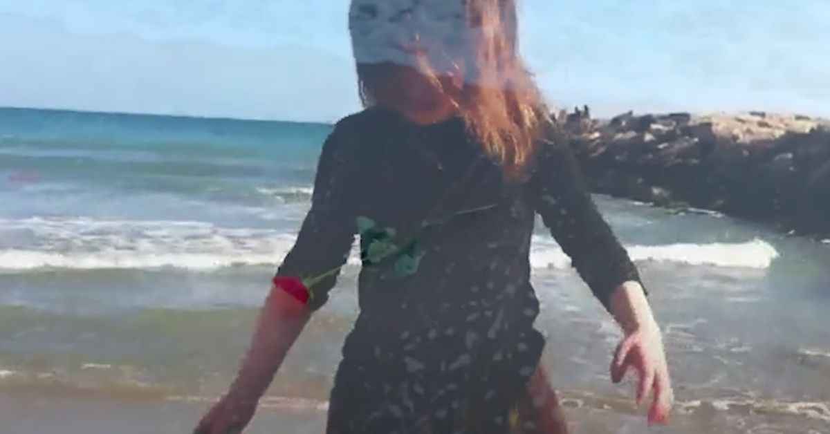 Una imagen de Kira de pequeña que aparece en el videoclip de la canción.
