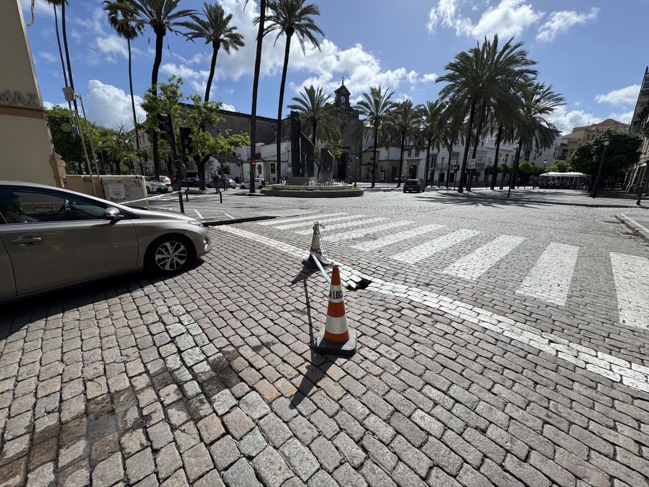 El socavón en los adoquines de Porvera, este domingo.