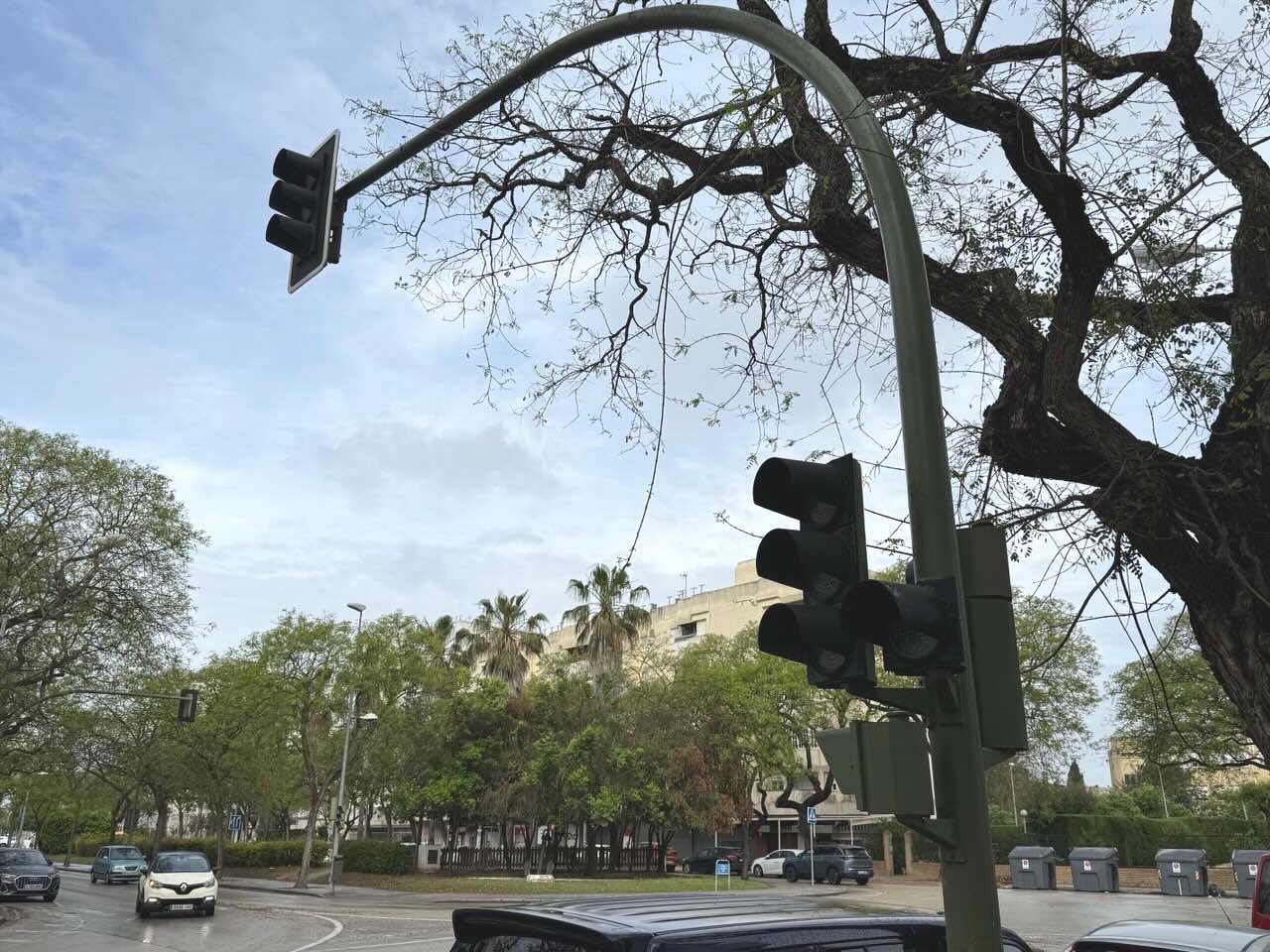 Un semáforo sin funcionar en Jerez una semana después del apagón.