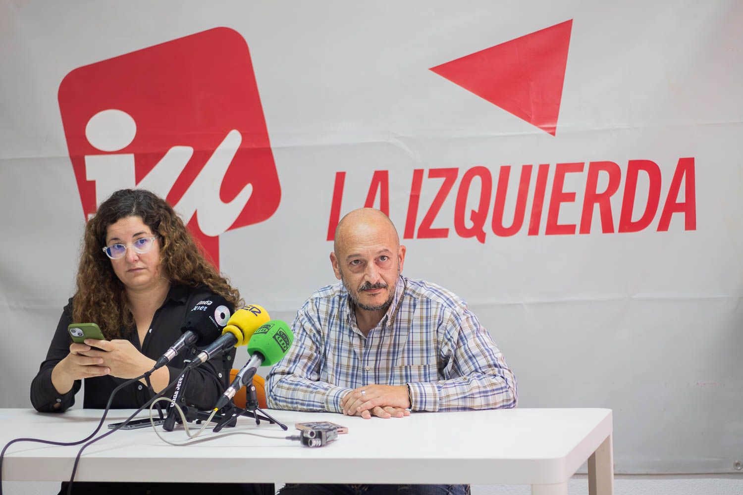 Violeta Márquez y Raúl Ruiz-Berdejo, de IU, que denuncia al Ayuntamiento por el reparto de casetas en la Feria de Jerez.