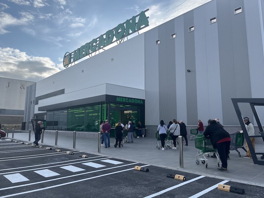 Clientes hacen cola en el nuevo Mercadona de Jerez.
