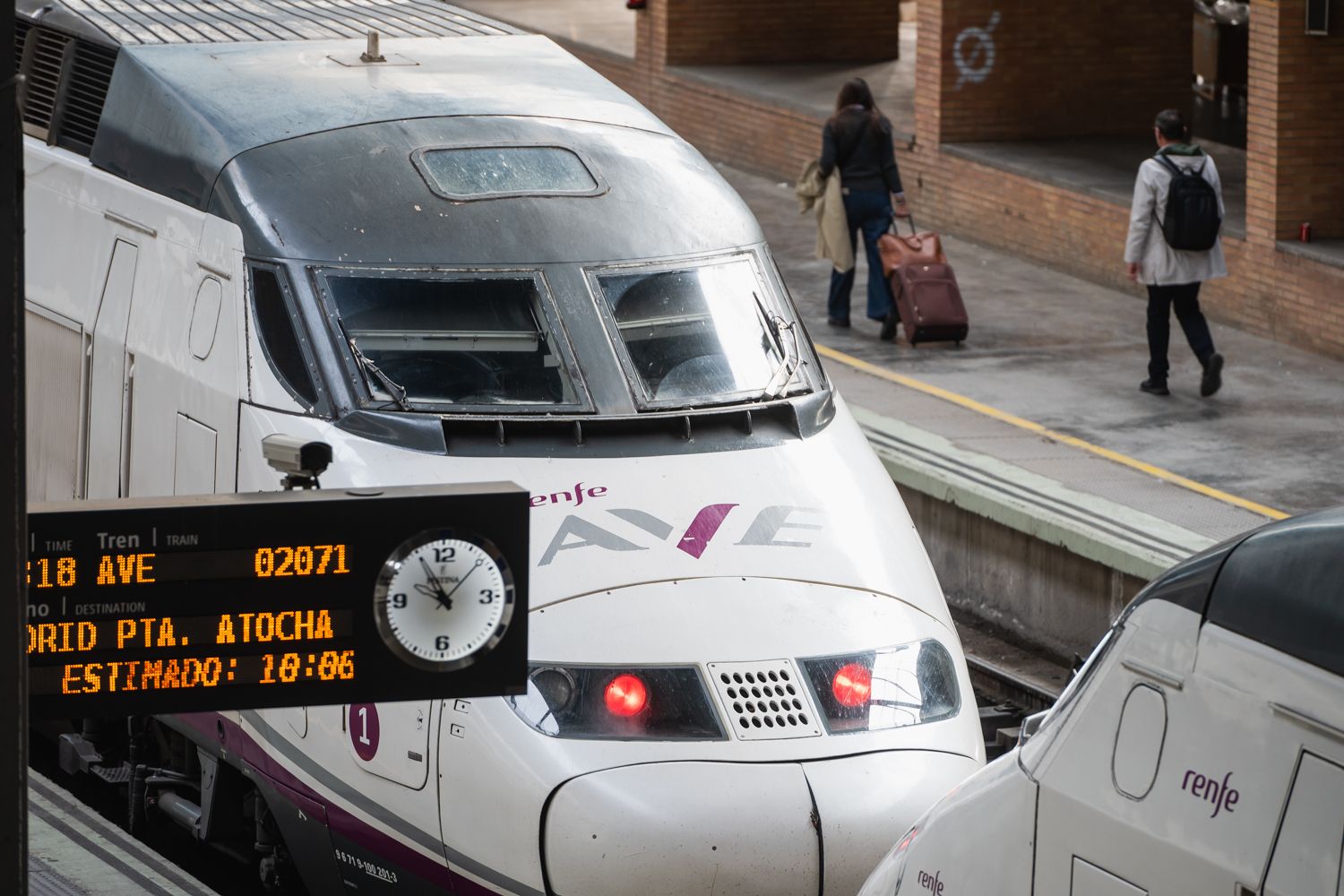 Un tren AVE en Santa Justa.