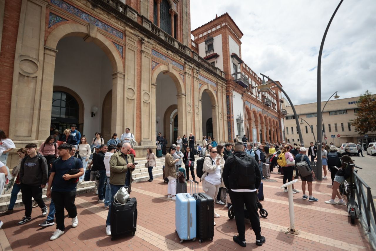 Decenas de pasajeros del Alvia en la estación de Jerez, en el mediodía de este lunes.