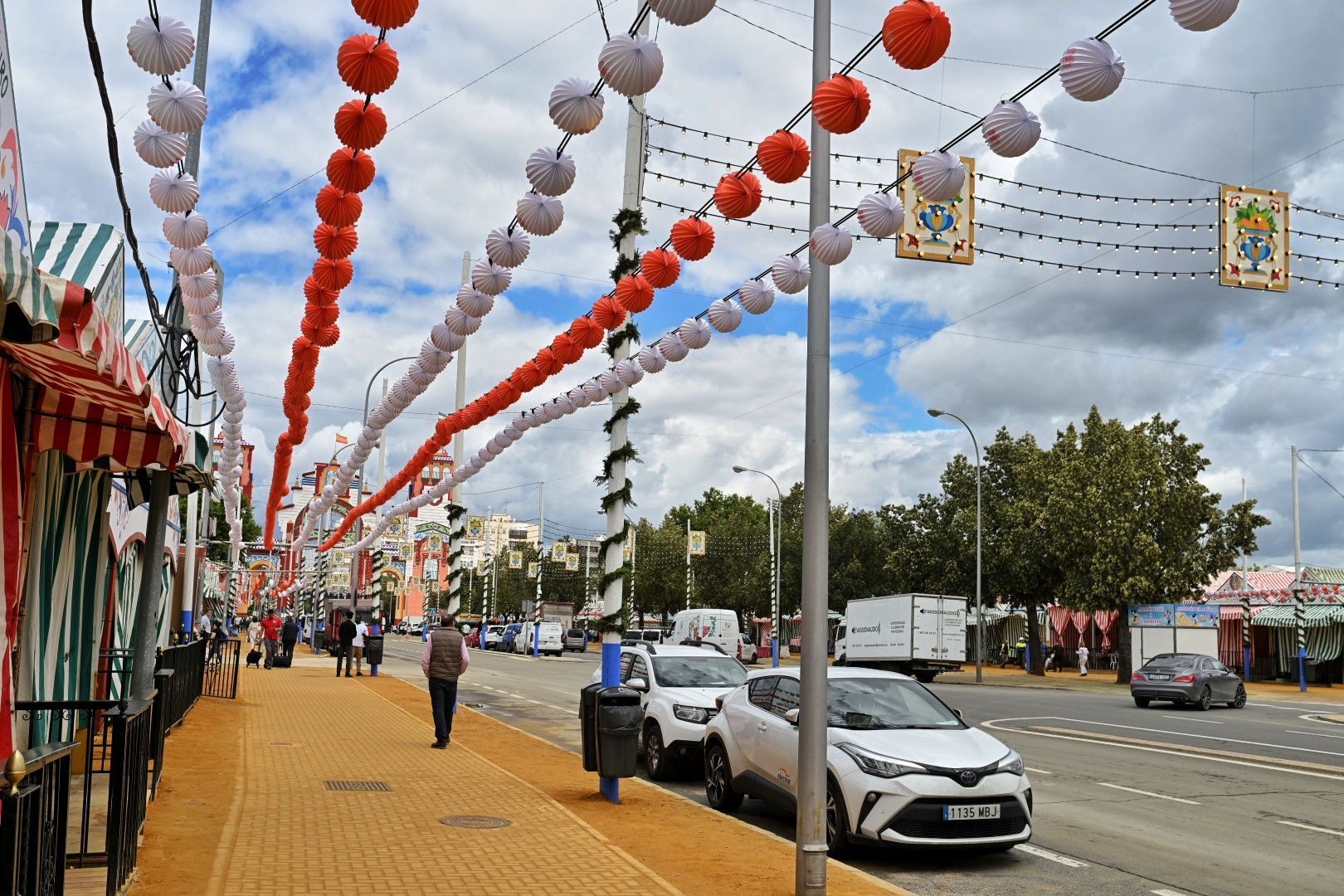 Farolillos recién colocados en la Feria de Sevilla.