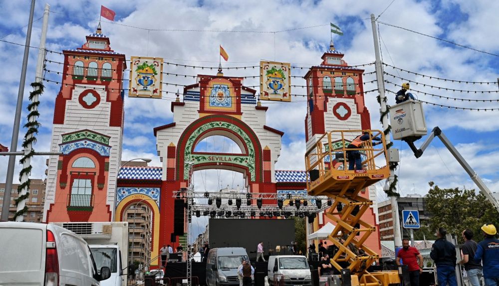 Operarios terminan los detalles de la iluminación de la Feria.