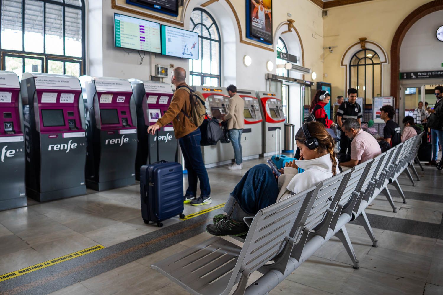Viajeros, en la estación de tren de Jerez, en una imagen reciente