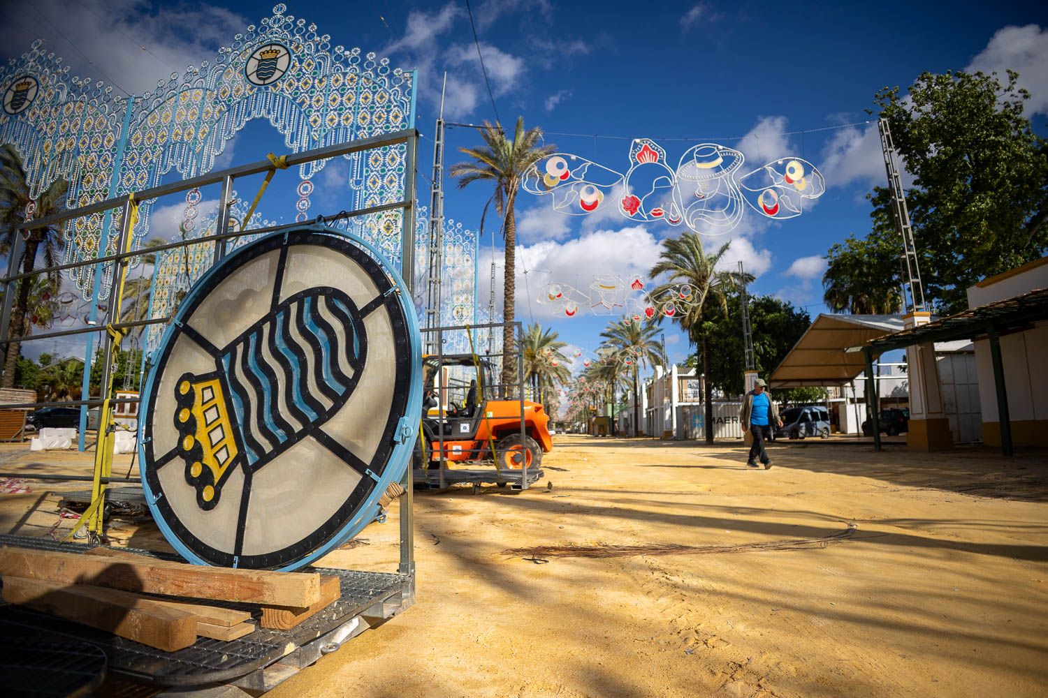 El alumbrado, a medio montar, en los días previos al inicio de la Feria de Jerez 2025.