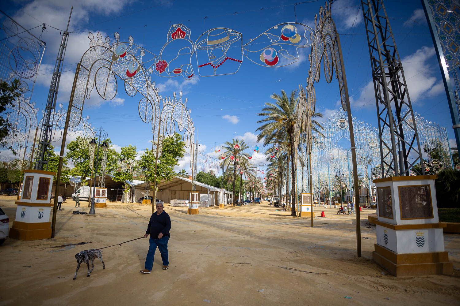 Operarios durante el montaje de la Feria de Jerez, que ya tiene plano definitivo.