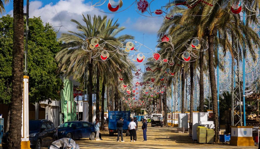 Labores de montaje de la Feria de Jerez, esta mañana.