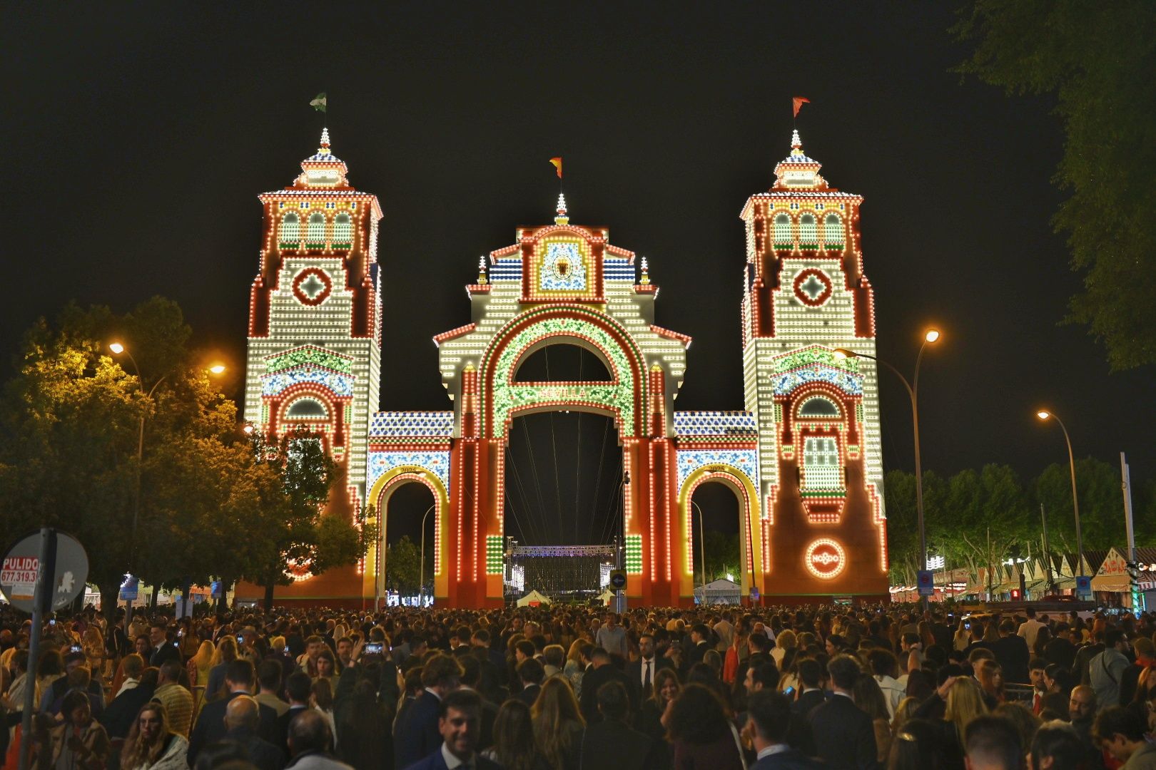 La portada de la Feria de Sevilla, tras el encendido del alumbrado.