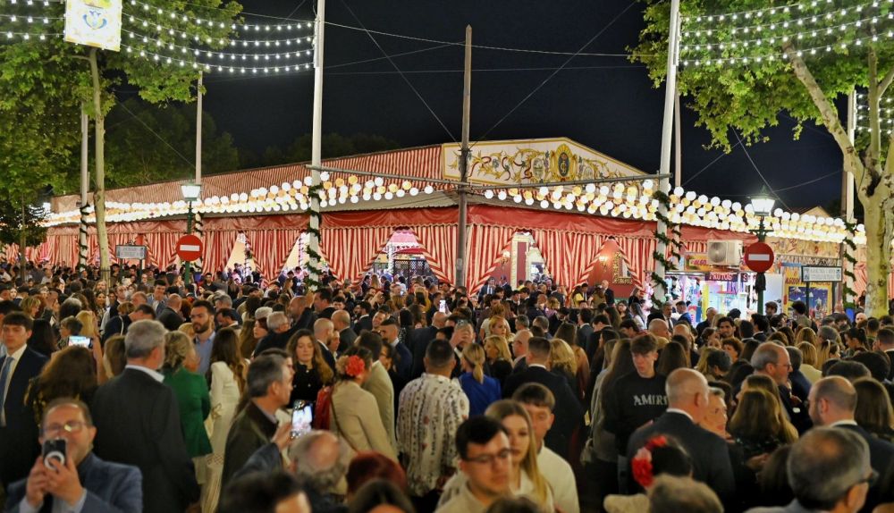 Ambiente de Lunes de Pescaíto en la Feria de Sevilla.