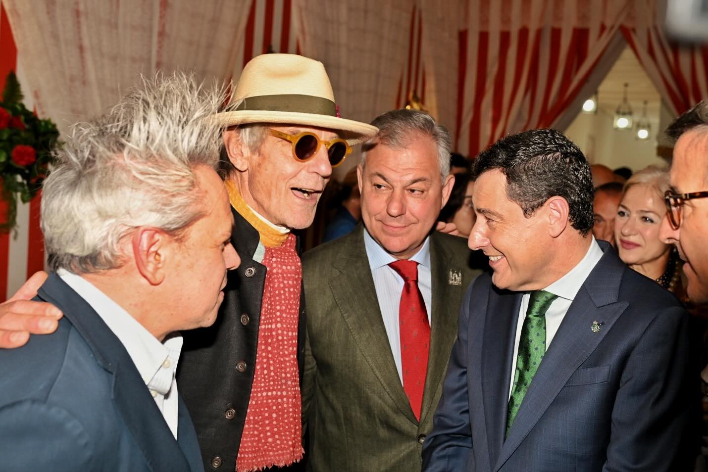 Jeremy Irons, en la Feria de Sevilla, en presencia del alcalde, Juanma Moreno y Cristóbal Manuel, este martes.