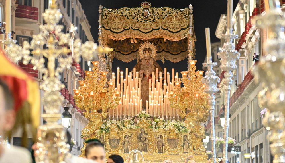 La Esperanza de Málaga en su palio.   Web oficial/Fernando Ruiz
