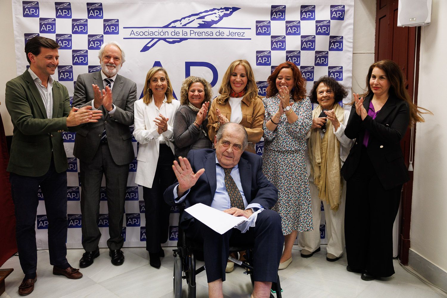 Jerónimo Roldán, en el homenaje de la APJ, junto a compañeros periodistas. Jerónimo Roldán, en el homenaje de la APJ, junto a compañeros periodistas.