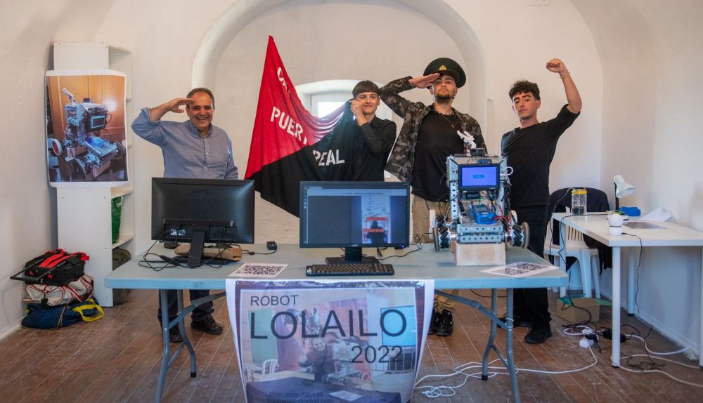El equipo responsable de un robot, en el Baluarte de la Candelaria de Cádiz.