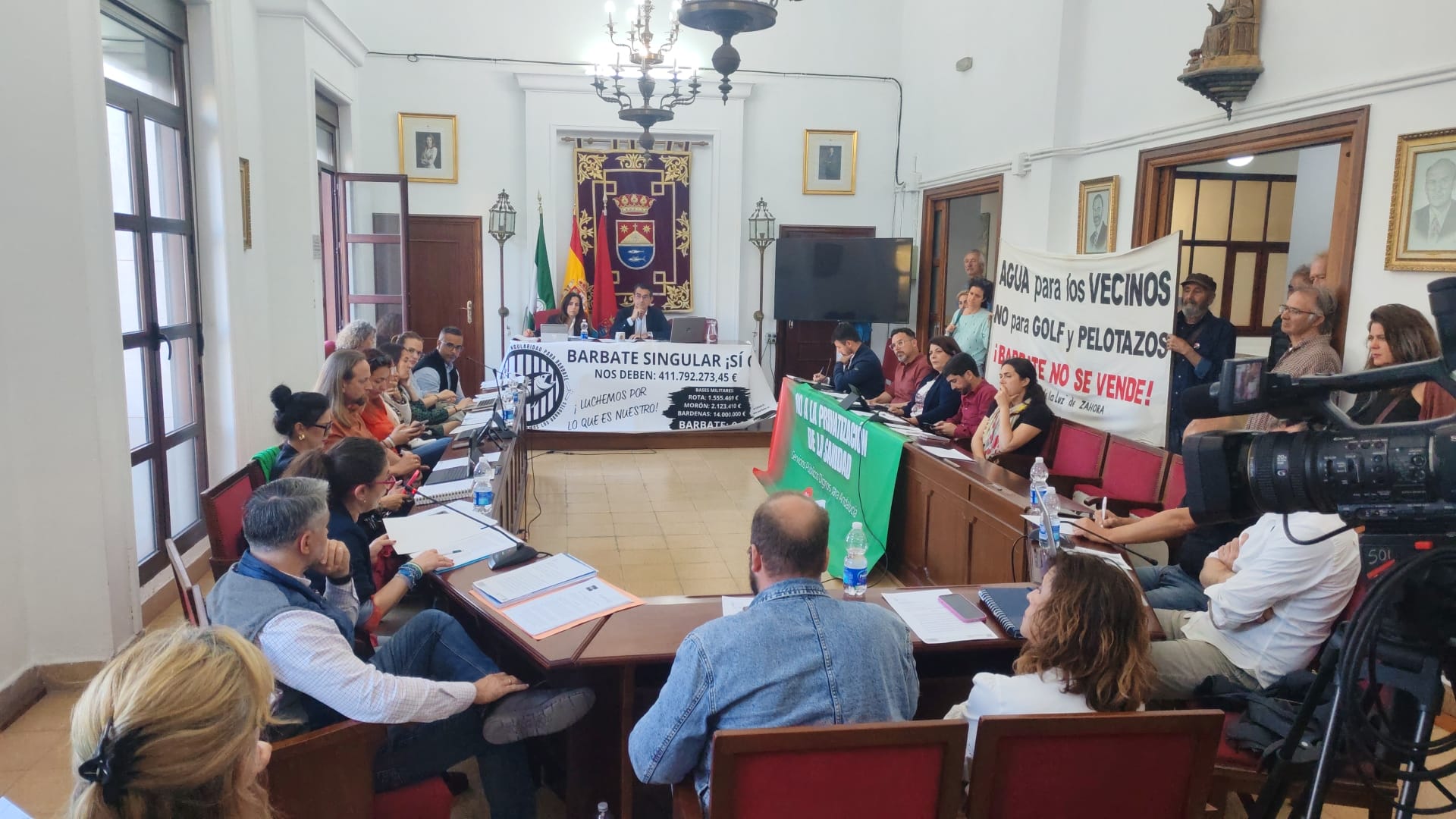 Protestas en el pleno de Barbate contra el megaproyecto turístico en Zahora.