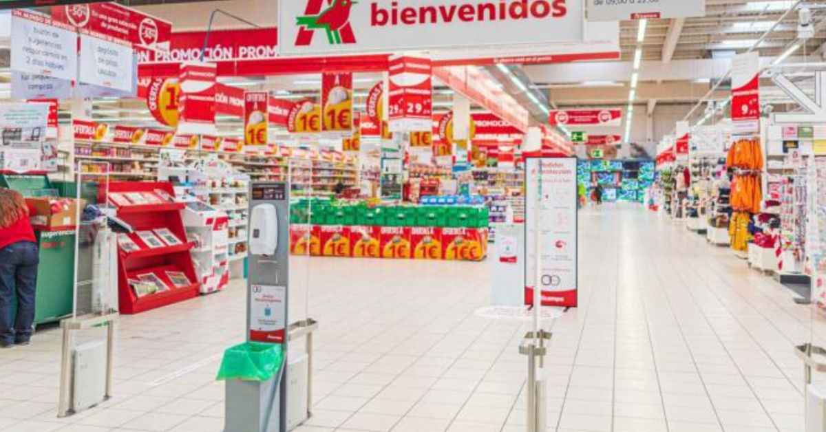 Entrada a un supermercado Alcampo.
