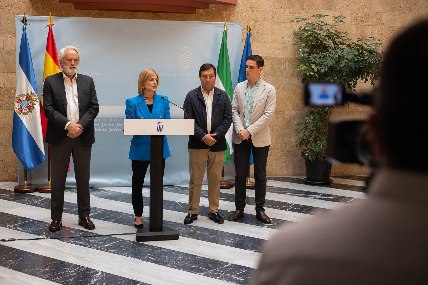 La alcaldesa de Jerez, María José García-Pelayo, hablando de la refinanciación de deuda con Hacienda.