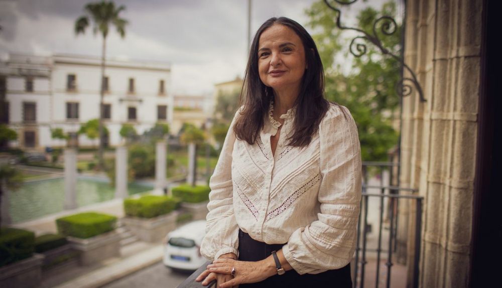 África Becerra, en el balcón de la redacción de lavozdelsur.es, tras la entrevista este viernes con este periódico.