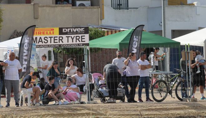 Aficionados presenciando los entrenamientos libres.