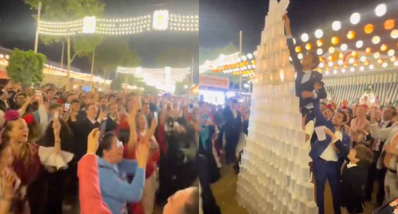 Decena de personas celebran la construcción de la torre de rebujitos en dos imágenes del momento. Decena de personas celebran la construcción de la torre de rebujitos en dos imágenes del momento.
