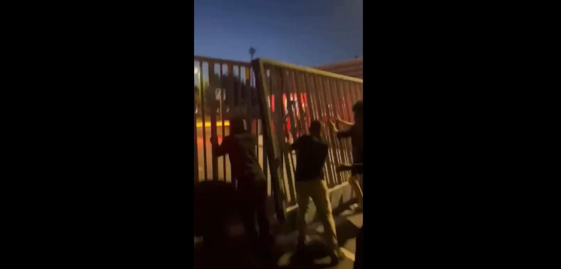 Aficionados del Sevilla rompen la valla de acceso a la ciudad deportiva.