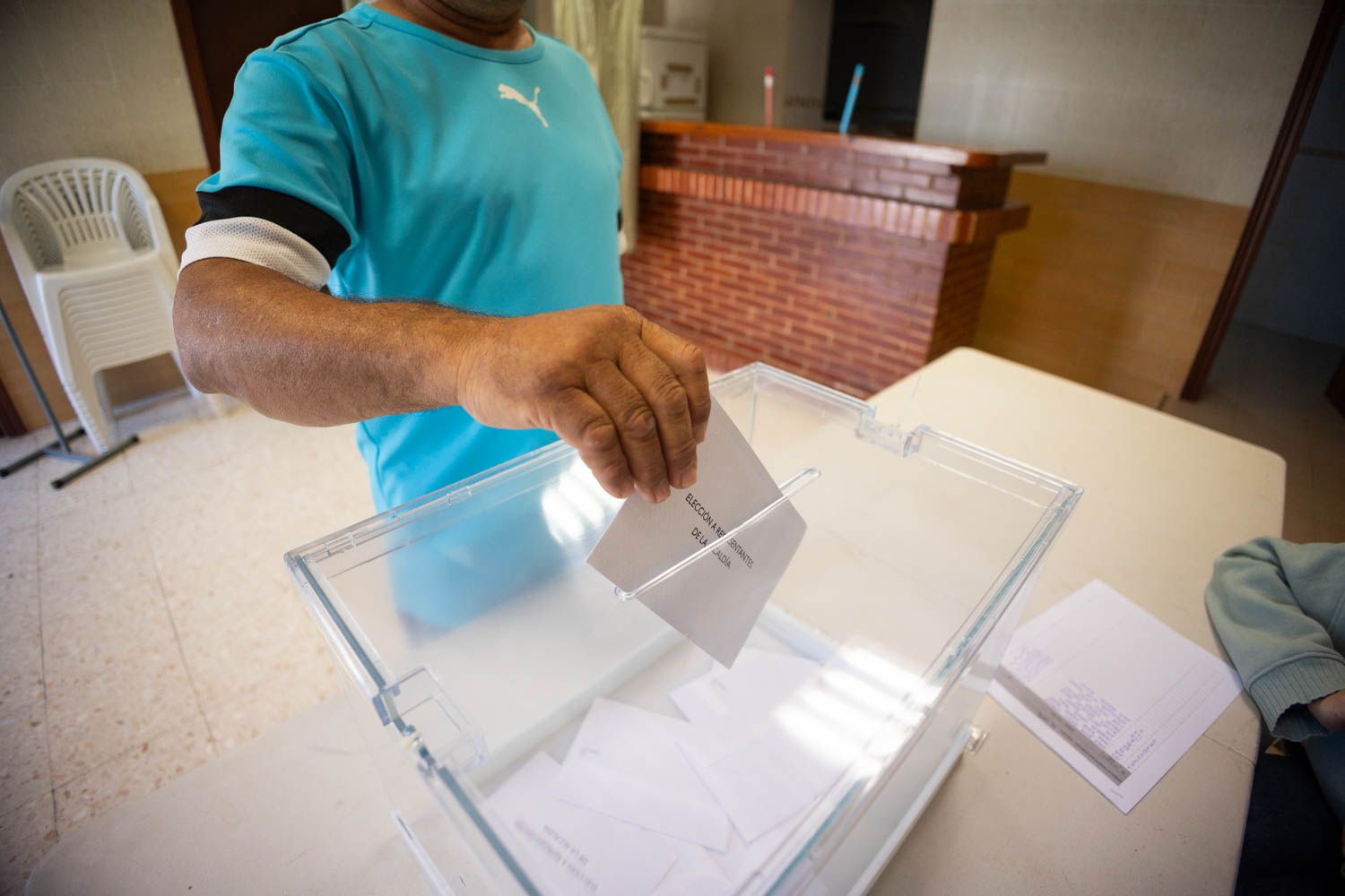 Una persona ejerciendo su derecho al voto en una imagen de archivo.