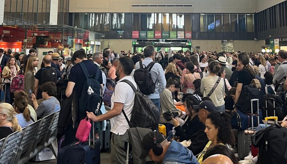 Viajeros varados por nuevos retrasos de Renfe, este pasado domingo en Santa Justa, Sevilla.