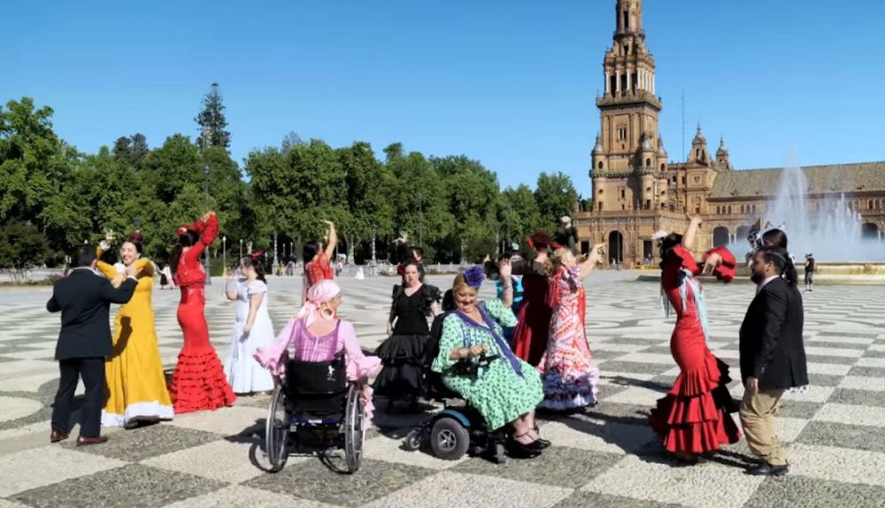Baile por sevillanas en la Plaza de España de Sevilla.