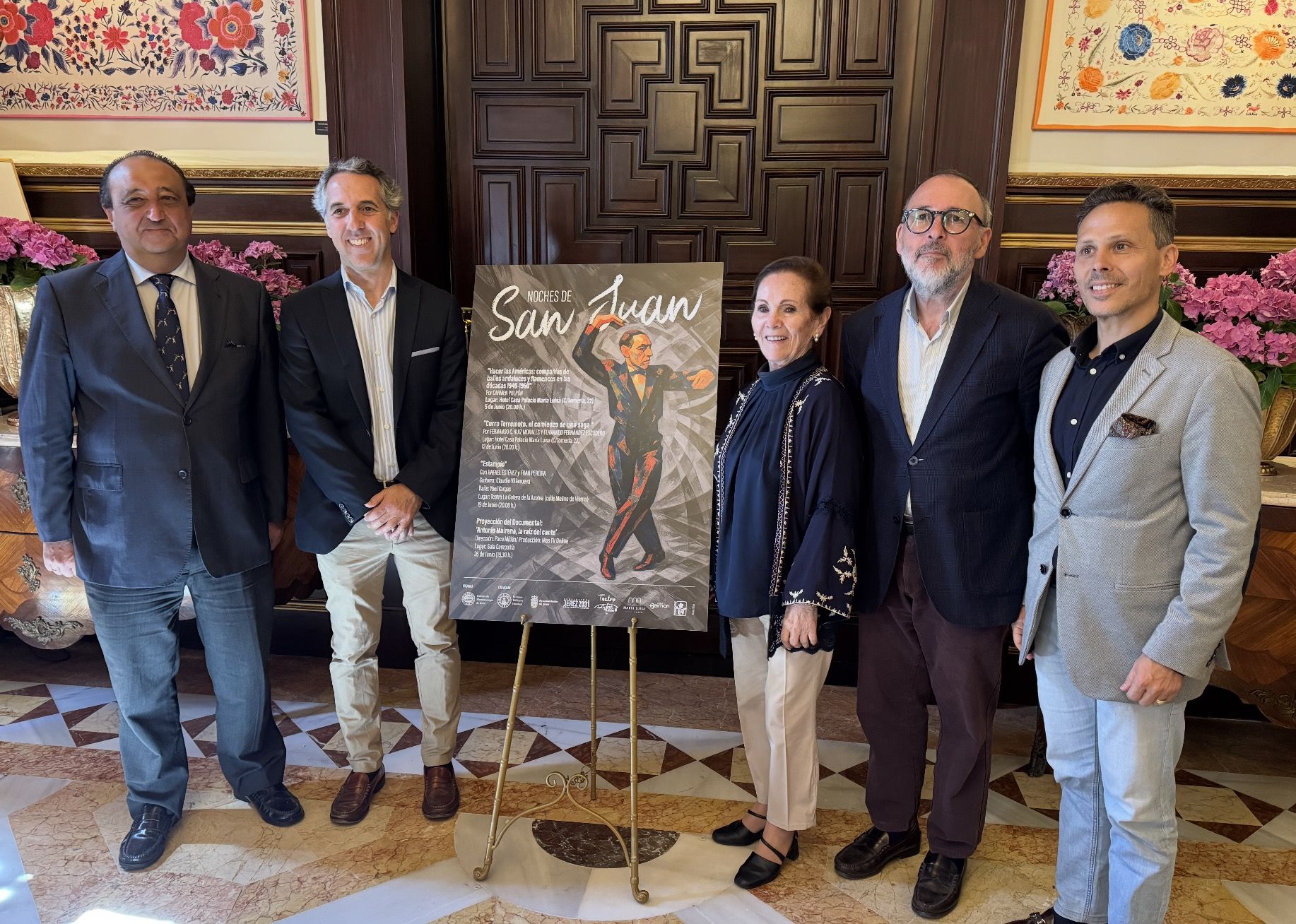 Foto de familia tras la presentación del ciclo 'Noches de San Juan' 2025 de la Cátedra de Flamencología de Jerez.
